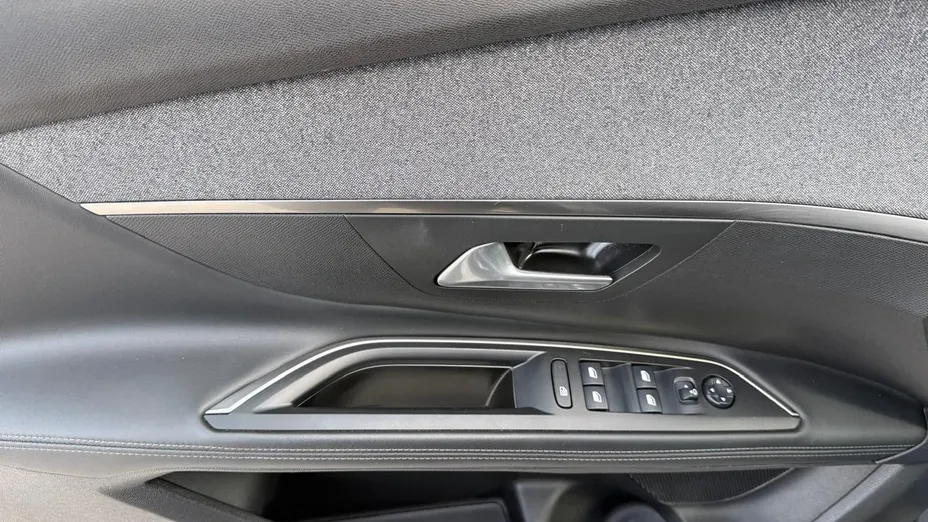 PEUGEOT 5008 -
