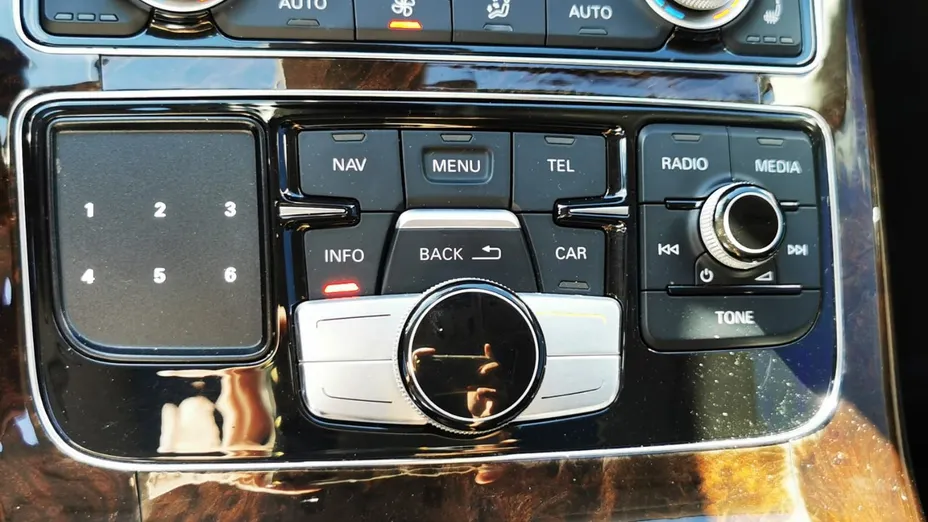 AUDI A8 -