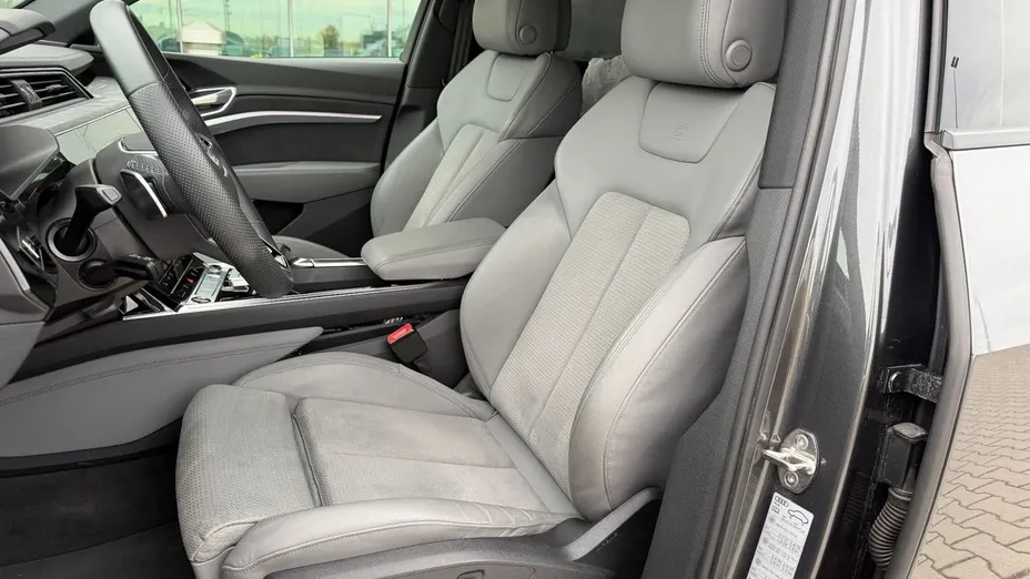AUDI e-tron -
