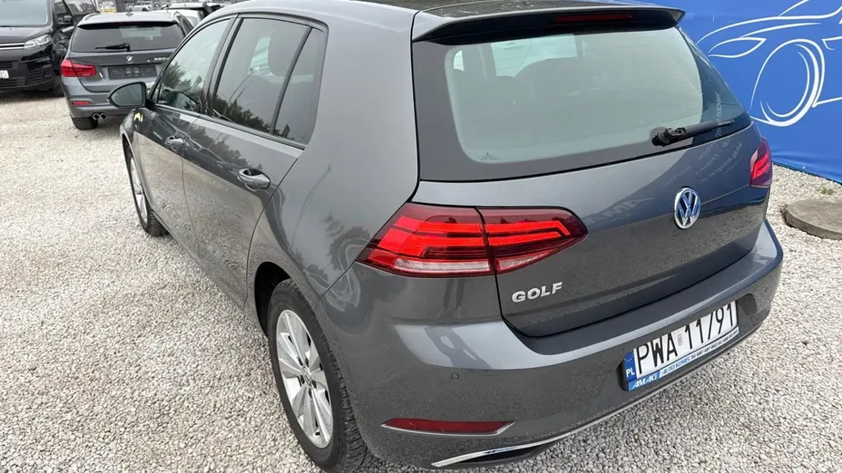 VOLKSWAGEN Golf -