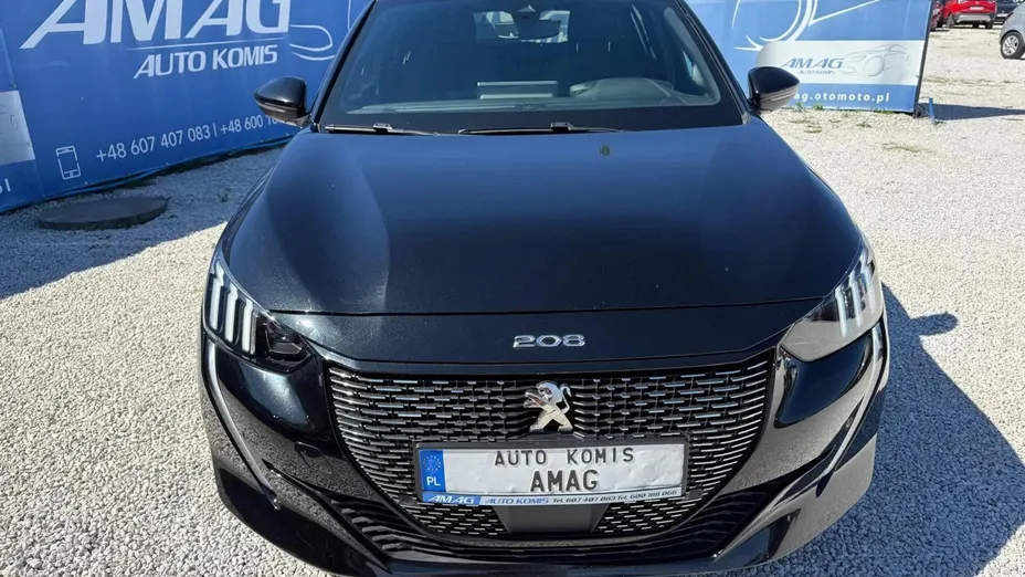 PEUGEOT 208 -
