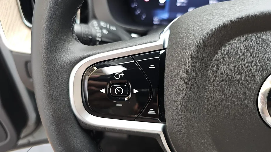 VOLVO XC60 XC60 B5 B AWD Plus Dark aut