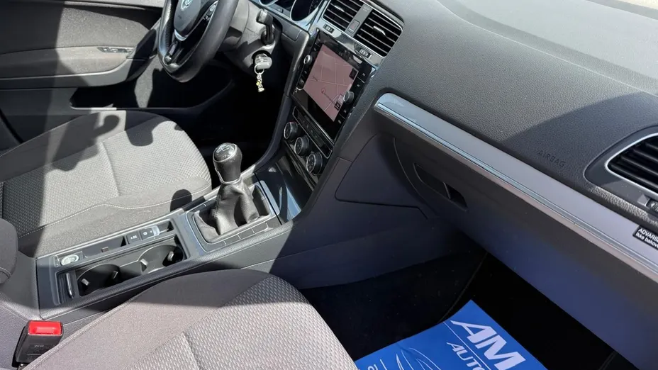 VOLKSWAGEN Golf -
