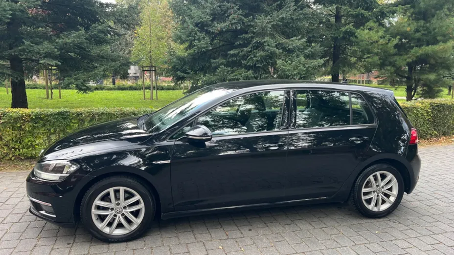 VOLKSWAGEN Golf -