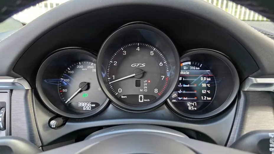 PORSCHE Macan -