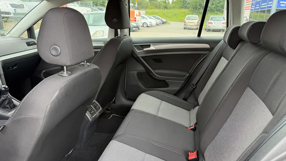 VOLKSWAGEN Golf -