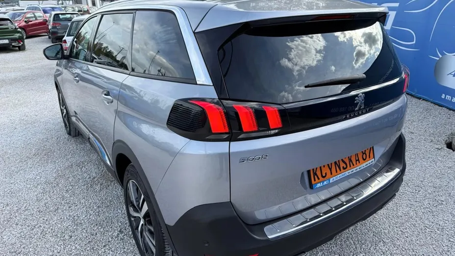 PEUGEOT 5008 -