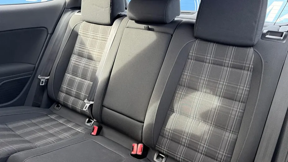 VOLKSWAGEN Golf -