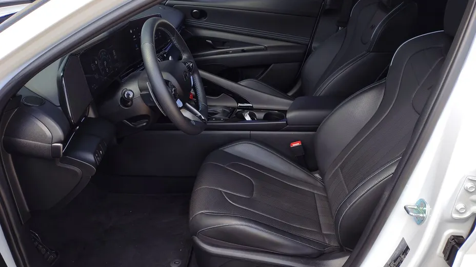 HYUNDAI Elantra -