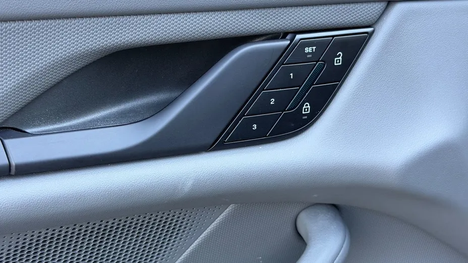 PORSCHE Taycan -