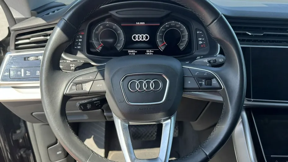 AUDI Q8 -
