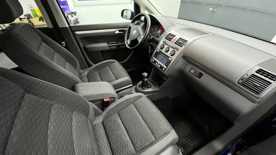VOLKSWAGEN Touran -