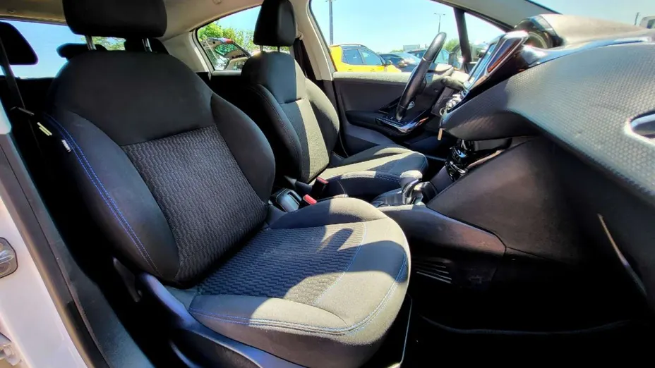 PEUGEOT 208 -