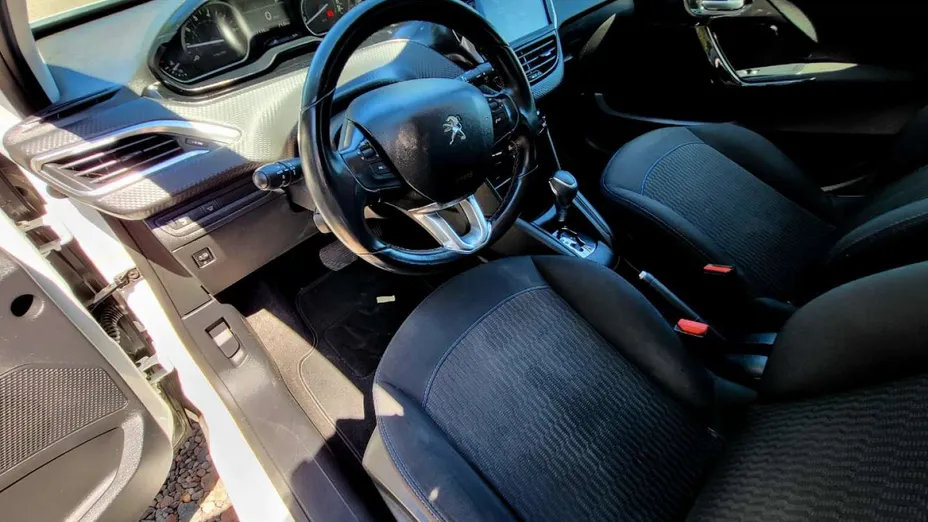 PEUGEOT 208 -