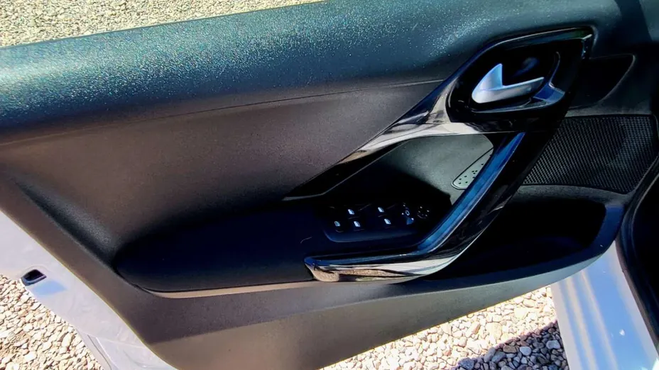 PEUGEOT 208 -