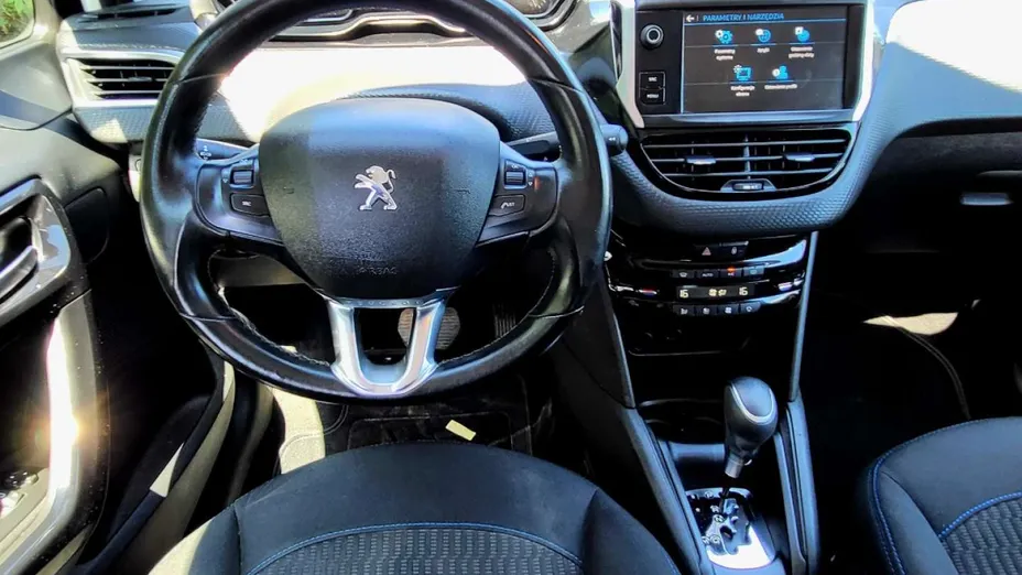PEUGEOT 208 -