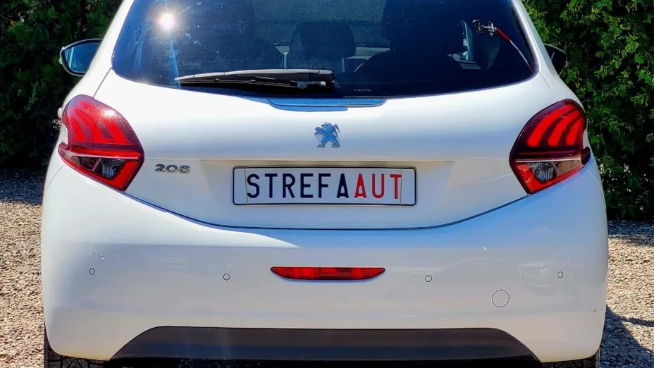 PEUGEOT 208 -