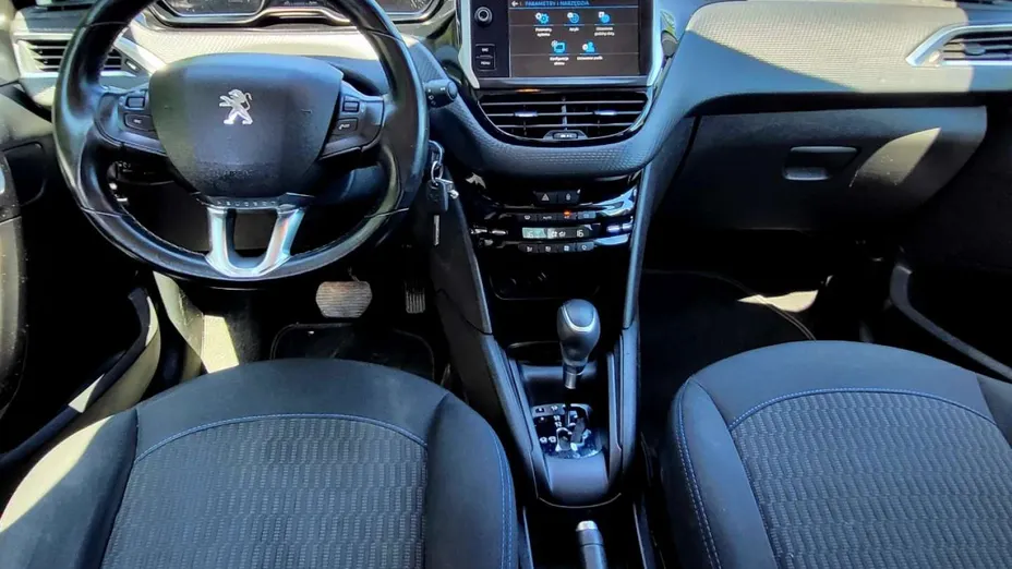 PEUGEOT 208 -