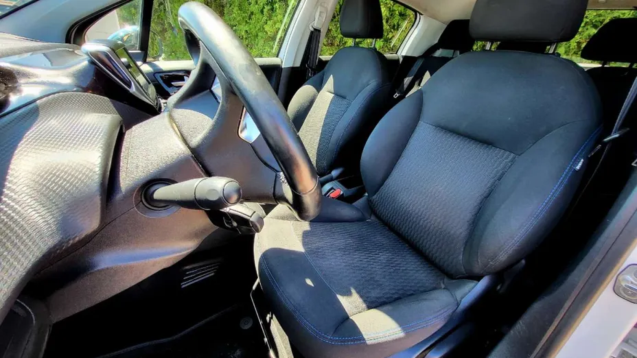 PEUGEOT 208 -