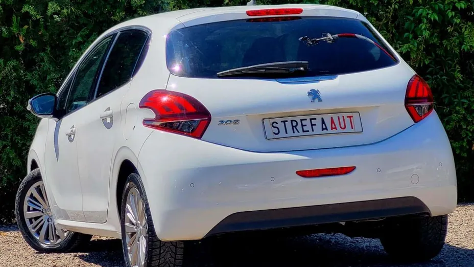 PEUGEOT 208 -