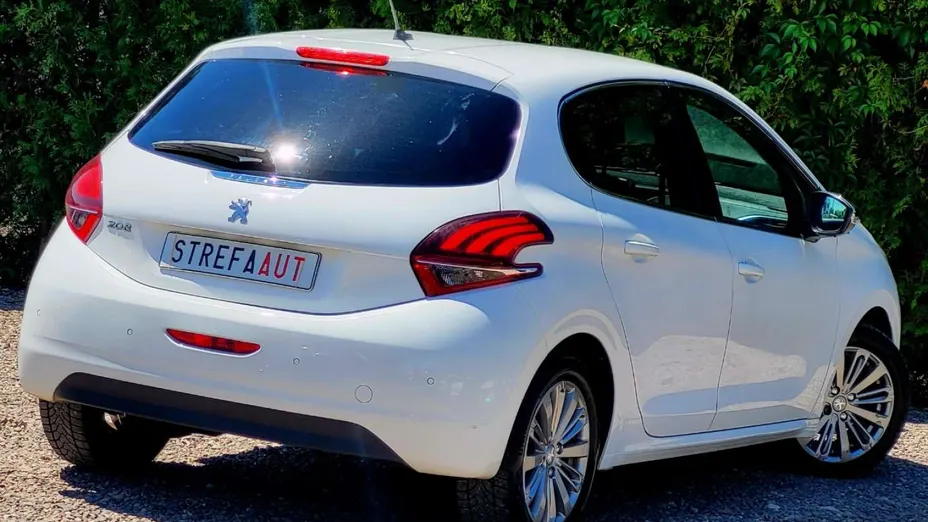 PEUGEOT 208 -