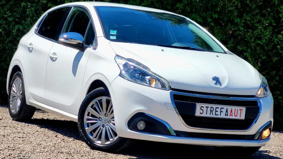 PEUGEOT 208 -