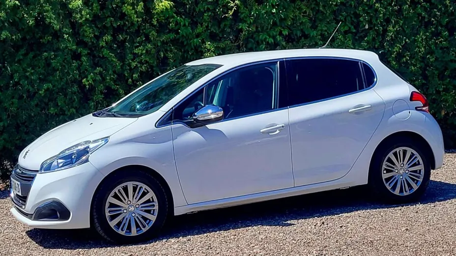PEUGEOT 208 -