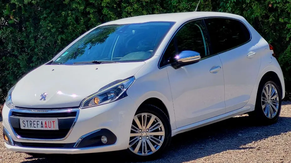 PEUGEOT 208 -