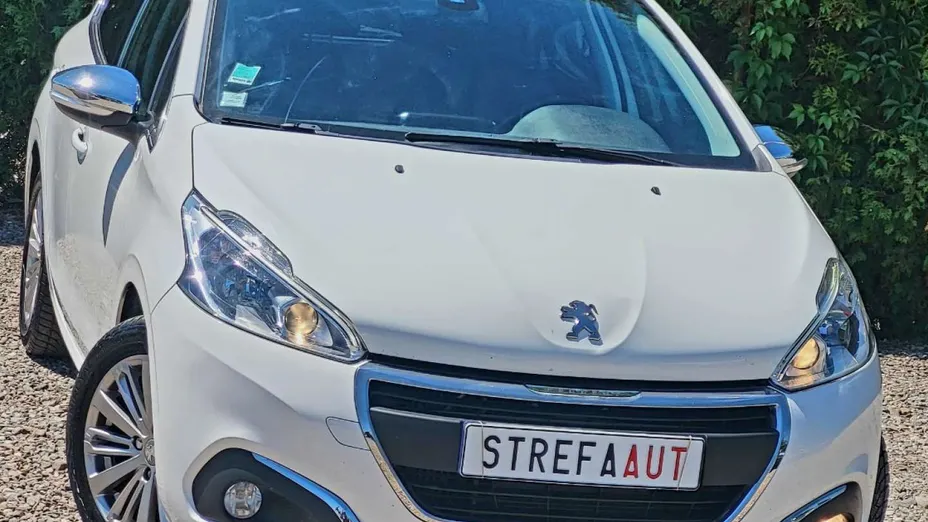 PEUGEOT 208 -