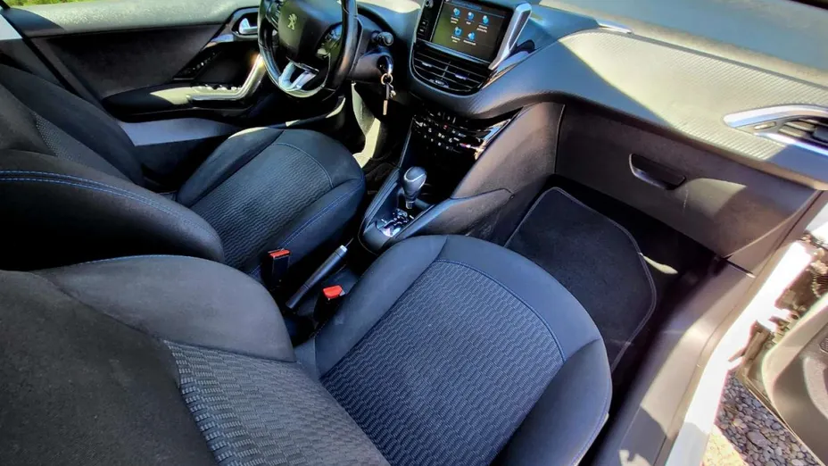 PEUGEOT 208 -