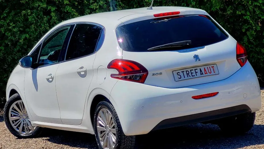 PEUGEOT 208 -