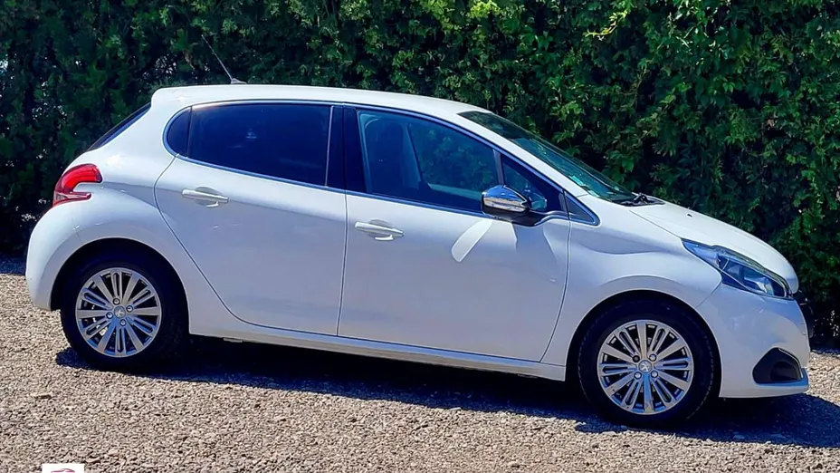 PEUGEOT 208 -