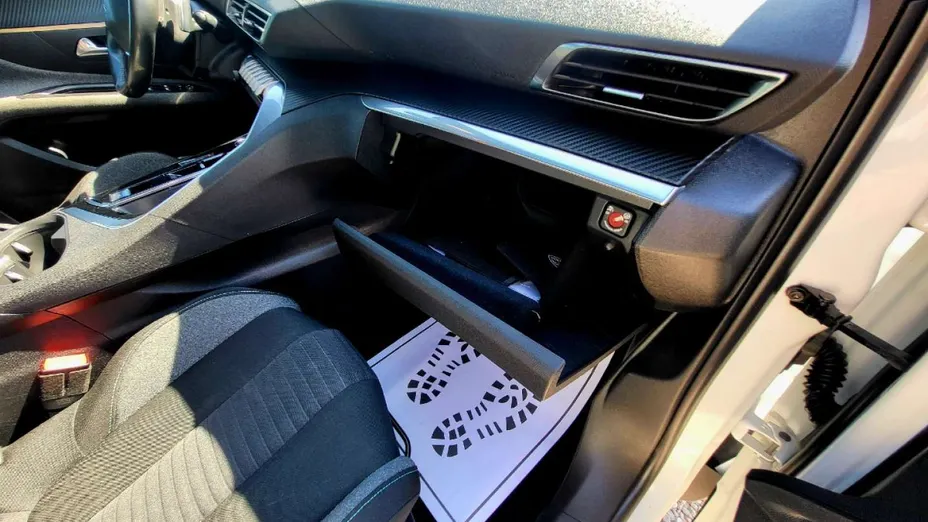 PEUGEOT 3008 -