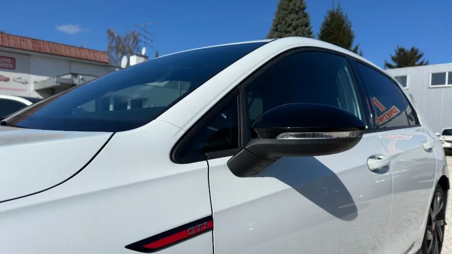 VOLKSWAGEN Golf -