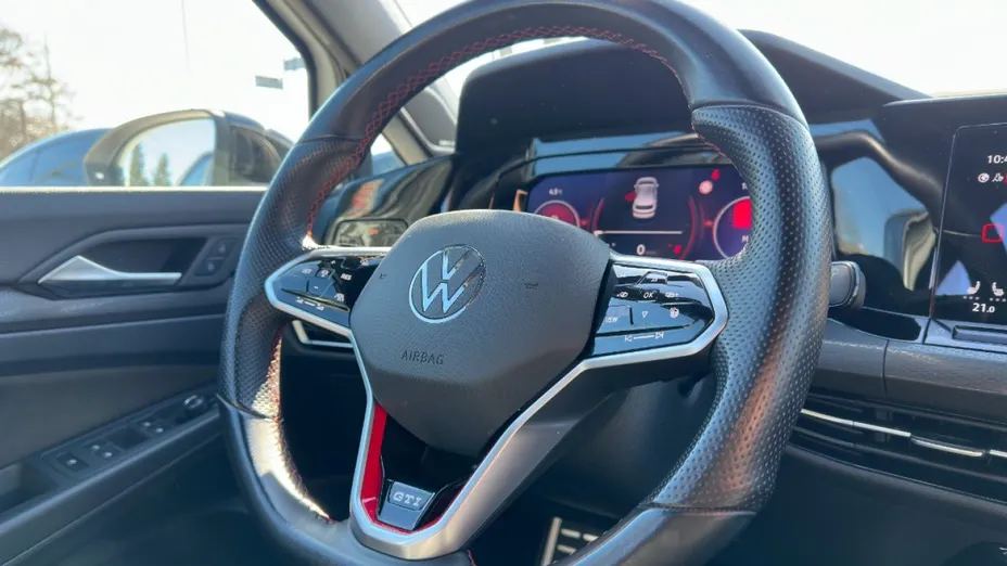 VOLKSWAGEN Golf -