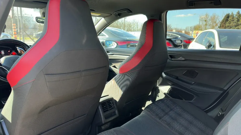 VOLKSWAGEN Golf -