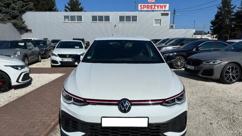 VOLKSWAGEN Golf -