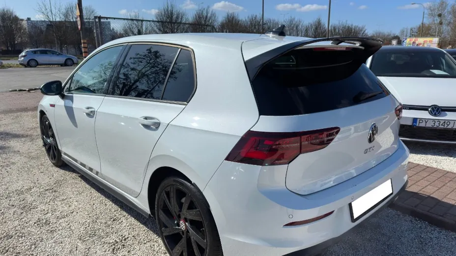 VOLKSWAGEN Golf -