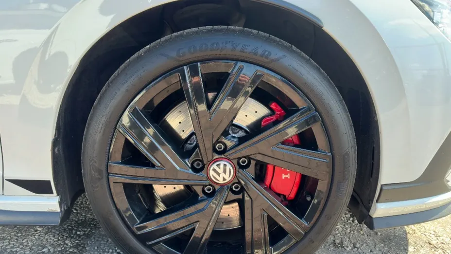 VOLKSWAGEN Golf -