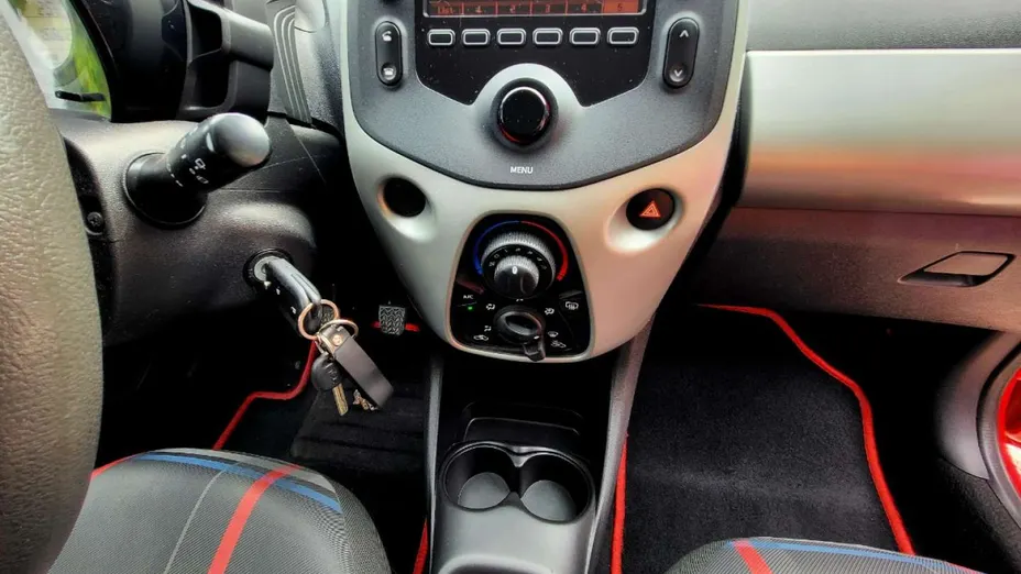 PEUGEOT 108 -