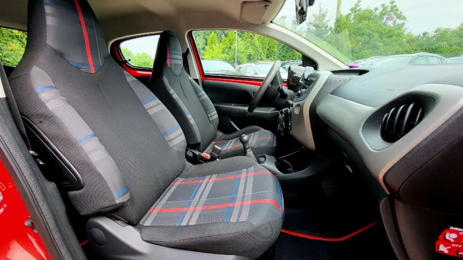 PEUGEOT 108 -