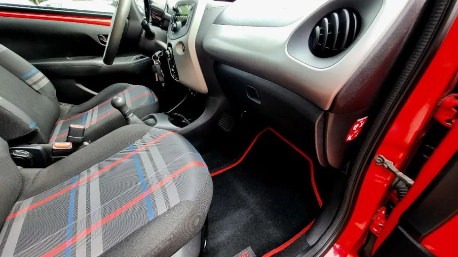 PEUGEOT 108 -