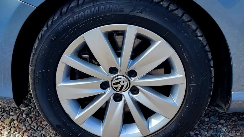 VOLKSWAGEN Passat -