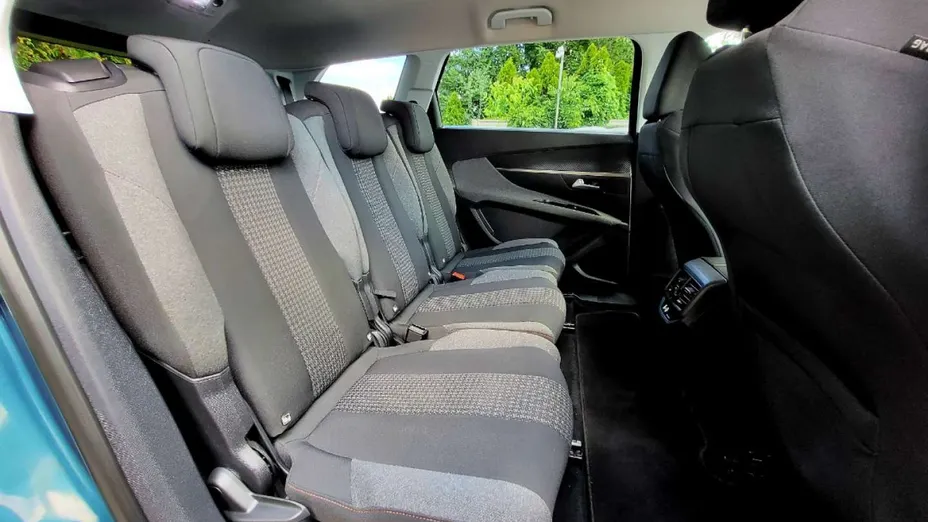 PEUGEOT 5008 -