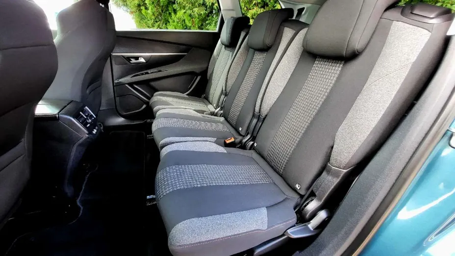 PEUGEOT 5008 -