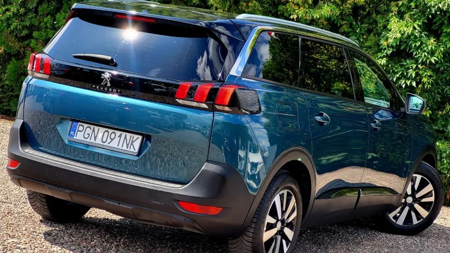 PEUGEOT 5008 -