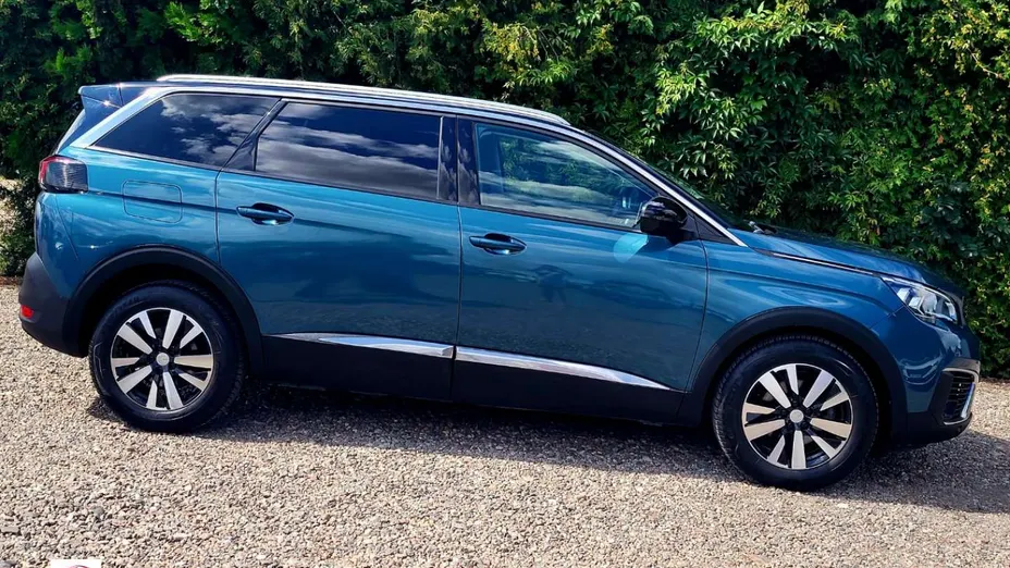 PEUGEOT 5008 -
