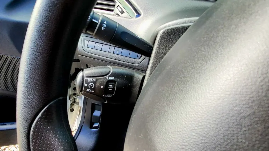 PEUGEOT 208 -