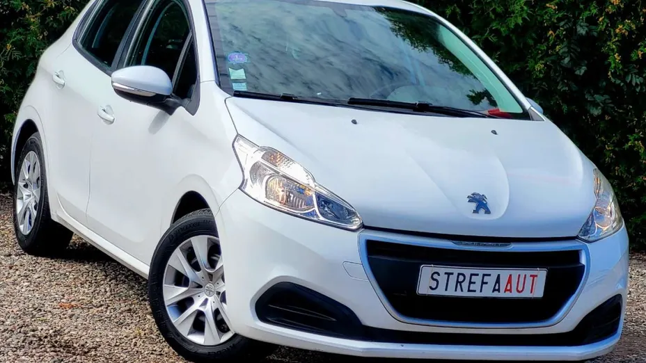 PEUGEOT 208 -