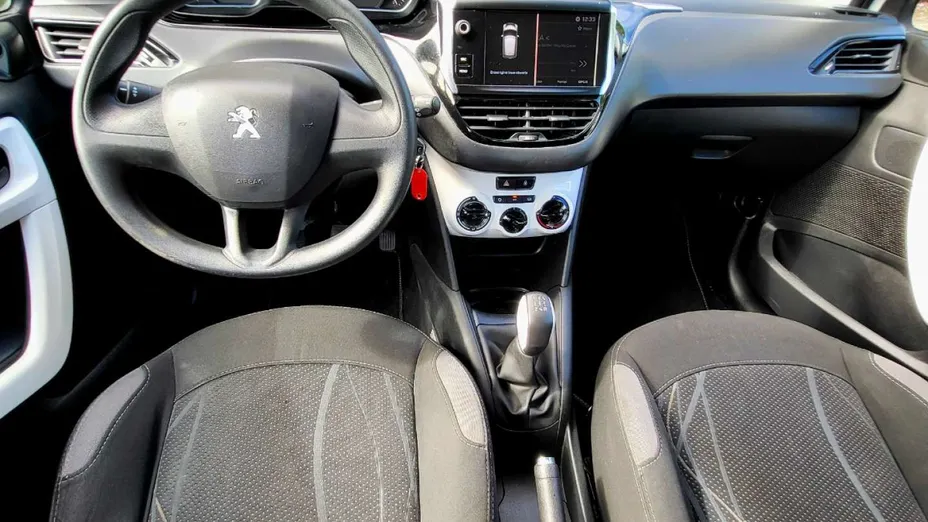 PEUGEOT 208 -